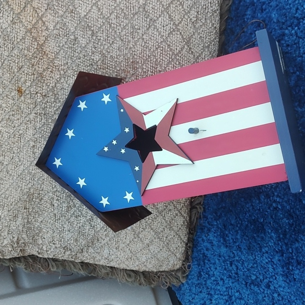 Patriotic Star Birdhouse - Picture 10 of 10